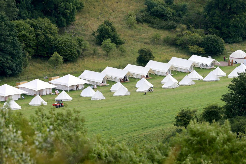 Covetedition-Guy Ritchie and Jacqui Ainsley got married-glamping