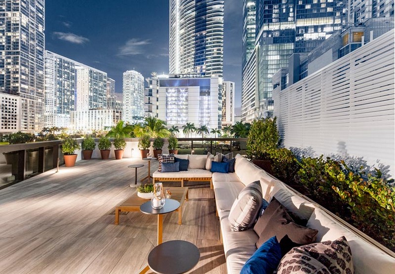 Settle in Style at Aston Martin Residences. To see more news about luxury buildings, subscribe our newsletter right now! #astonmartinresidences #astonmartin #biscayneboulevard #luxurymiami #luxurybuildings #marekreichman #simonsproule #astonmartinmiami