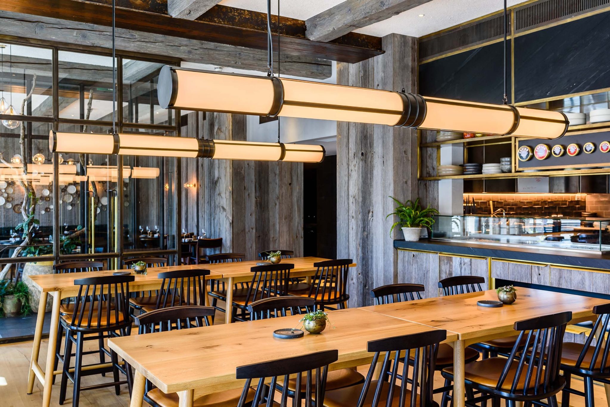 B3 Designers Bring the Nordic Theme to the Ritz-Carlton Geneva. To see more news about luxury hotels, subscribe our newsletter right now! #b3designers #ritzcarltongeneva #ritzcarltonhoteldelapaixgeneva #luxuryhotels #contemporarynordicminimalism #bestinteriordesigners #diningdecor