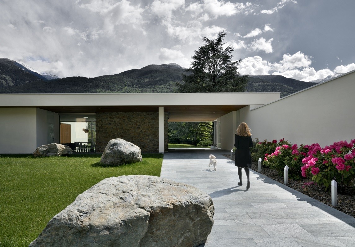 Meet Damilanostudio Architects and the Incredible Villa GEEF. To see more news about top architects, subscribe our newsletter right now! #duiliodamilano #villageef #officinavidrenegre #italianarchitecture #bestarchitects #europeanvillas