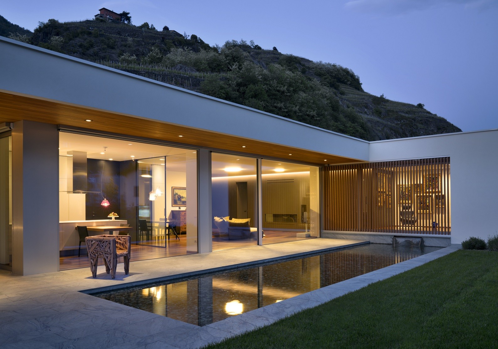 Meet the Incredible Villa GEEF. To see more news about top architects, subscribe our newsletter right now! #duiliodamilano #villageef #officinavidrenegre #italianarchitecture #bestarchitects #europeanvillas