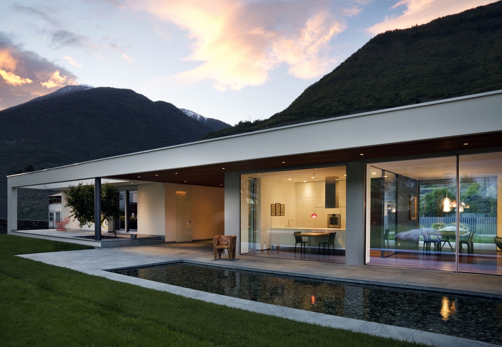 Meet the Incredible Villa GEEF. To see more news about top architects, subscribe our newsletter right now! #duiliodamilano #villageef #officinavidrenegre #italianarchitecture #bestarchitects #europeanvillas