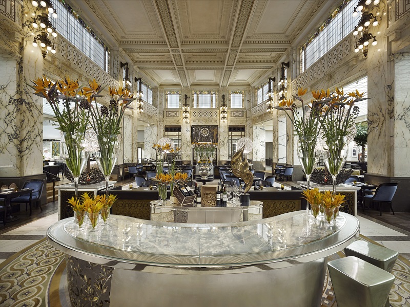Meet the Delicious The Bank at Park Hyatt Vienna. To see more news about interior designers, subscribe our newsletter right now! #parkhyattvienna #thebank #thebankbrasserieandbar #fgstijl #lightsofvienna #luxuryhotels #luxuryrestaurants #bestinteriordesigners #luxurybars
