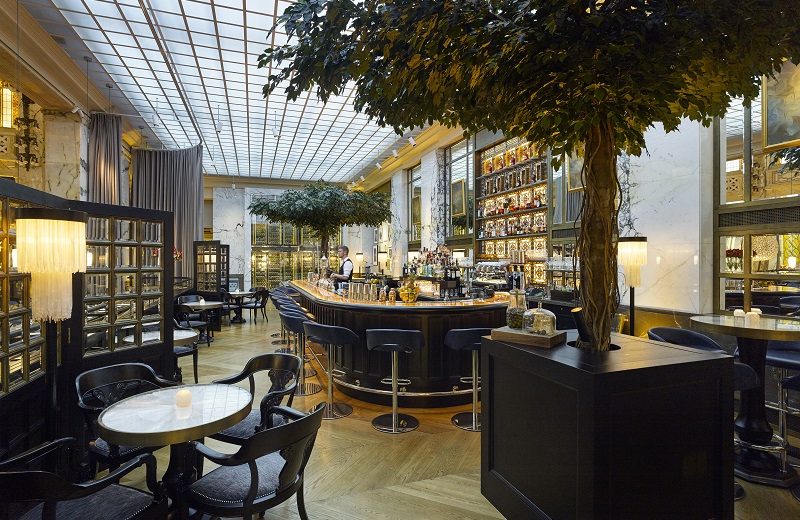 Meet the Delicious The Bank at Park Hyatt Vienna. To see more news about interior designers, subscribe our newsletter right now! #parkhyattvienna #thebank #thebankbrasserieandbar #fgstijl #lightsofvienna #luxuryhotels #luxuryrestaurants #bestinteriordesigners #luxurybars