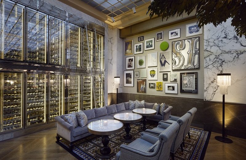 Meet the Delicious The Bank at Park Hyatt Vienna. To see more news about interior designers, subscribe our newsletter right now! #parkhyattvienna #thebank #thebankbrasserieandbar #fgstijl #lightsofvienna #luxuryhotels #luxuryrestaurants #bestinteriordesigners #luxurybars