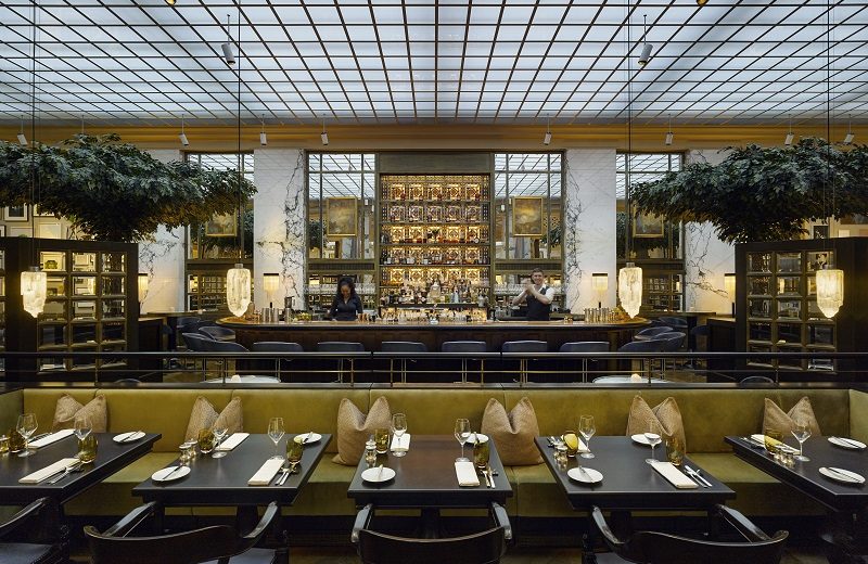 Meet the Delicious The Bank at Park Hyatt Vienna. To see more news about interior designers, subscribe our newsletter right now! #parkhyattvienna #thebank #thebankbrasserieandbar #fgstijl #lightsofvienna #luxuryhotels #luxuryrestaurants #bestinteriordesigners #luxurybars