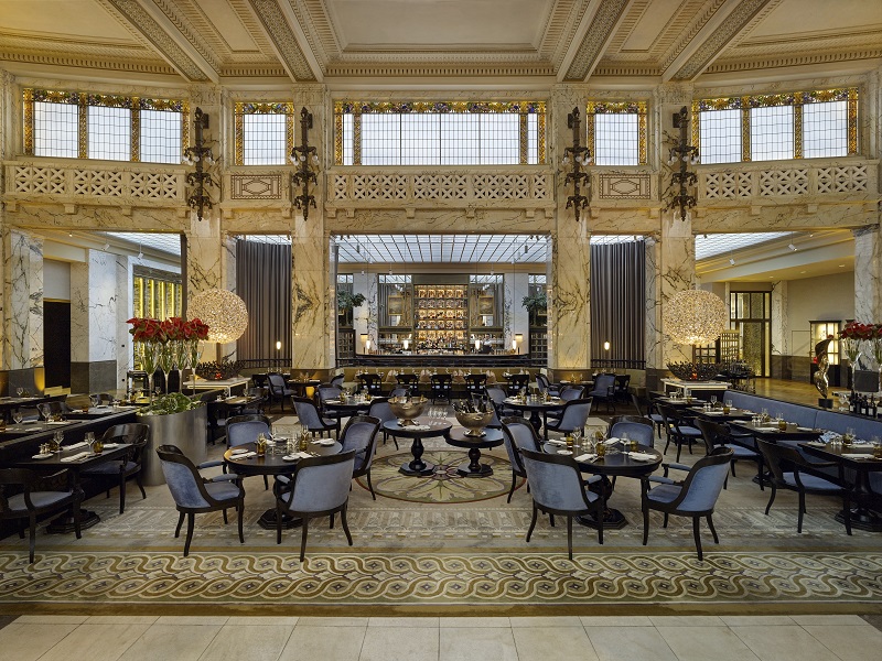 Meet the Delicious The Bank at Park Hyatt Vienna. To see more news about interior designers, subscribe our newsletter right now! #parkhyattvienna #thebank #thebankbrasserieandbar #fgstijl #lightsofvienna #luxuryhotels #luxuryrestaurants #bestinteriordesigners #luxurybars