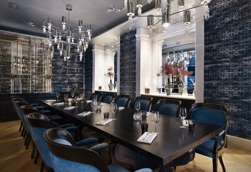 Meet the Delicious The Bank at Park Hyatt Vienna. To see more news about interior designers, subscribe our newsletter right now! #parkhyattvienna #thebank #thebankbrasserieandbar #fgstijl #lightsofvienna #luxuryhotels #luxuryrestaurants #bestinteriordesigners #luxurybars