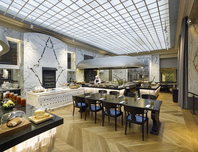 Meet the Delicious The Bank at Park Hyatt Vienna. To see more news about interior designers, subscribe our newsletter right now! #parkhyattvienna #thebank #thebankbrasserieandbar #fgstijl #lightsofvienna #luxuryhotels #luxuryrestaurants #bestinteriordesigners #luxurybars