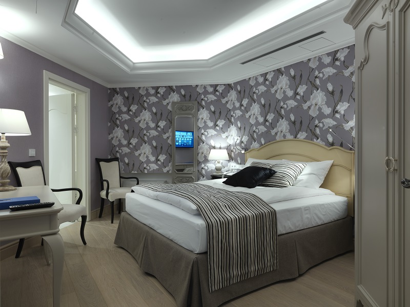 The New Relais Le Chevalier by Elisabetta de Strobel. To see more news about incredible hotels, subscribe our newsletter right now! #relaislechevalier #elisabettadestrobel #terzomillennium #tobeverona #topinteriordesigners #luxuryhotels #europeandesign #europeanhotels