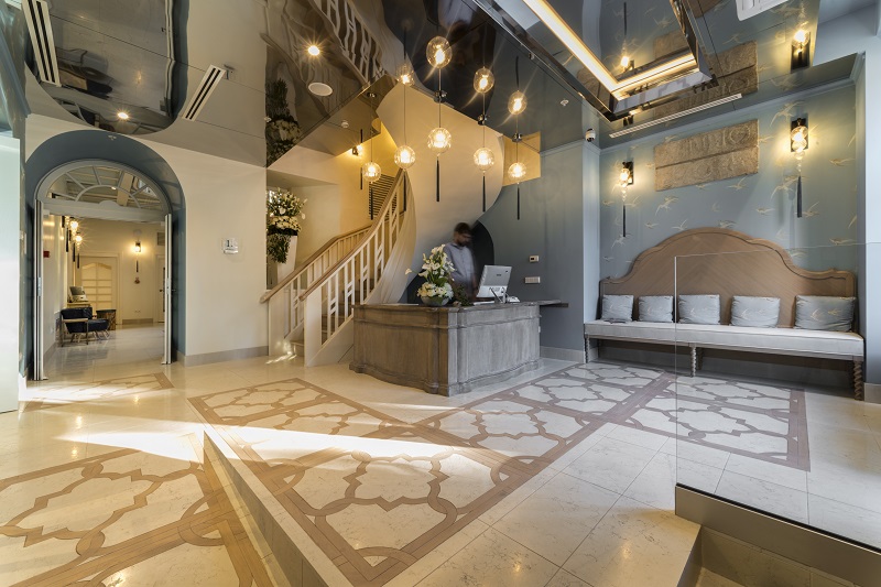 The New Relais Le Chevalier by Elisabetta de Strobel. To see more news about incredible hotels, subscribe our newsletter right now! #relaislechevalier #elisabettadestrobel #terzomillennium #tobeverona #topinteriordesigners #luxuryhotels #europeandesign #europeanhotels