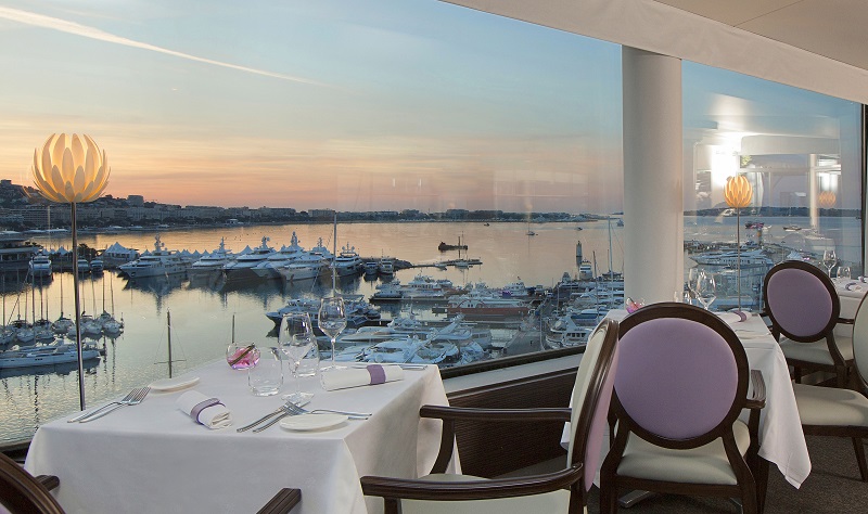 A Mediterranean Experience at Radisson Blu Hotel. To see more news about amazing hotels, subscribe our newsletter right now! #RadissonBluHotel #LuxuryExperience #LuxuryLiving #FrenchRiviera #Croisette #LuxuryHotel #MediterraneanExperience #LuxuryDecor #FrenchHotels #RoomDecor