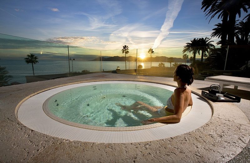 A Mediterranean Experience at Radisson Blu Hotel. To see more news about amazing hotels, subscribe our newsletter right now! #RadissonBluHotel #LuxuryExperience #LuxuryLiving #FrenchRiviera #Croisette #LuxuryHotel #MediterraneanExperience #LuxuryDecor #FrenchHotels #RoomDecor