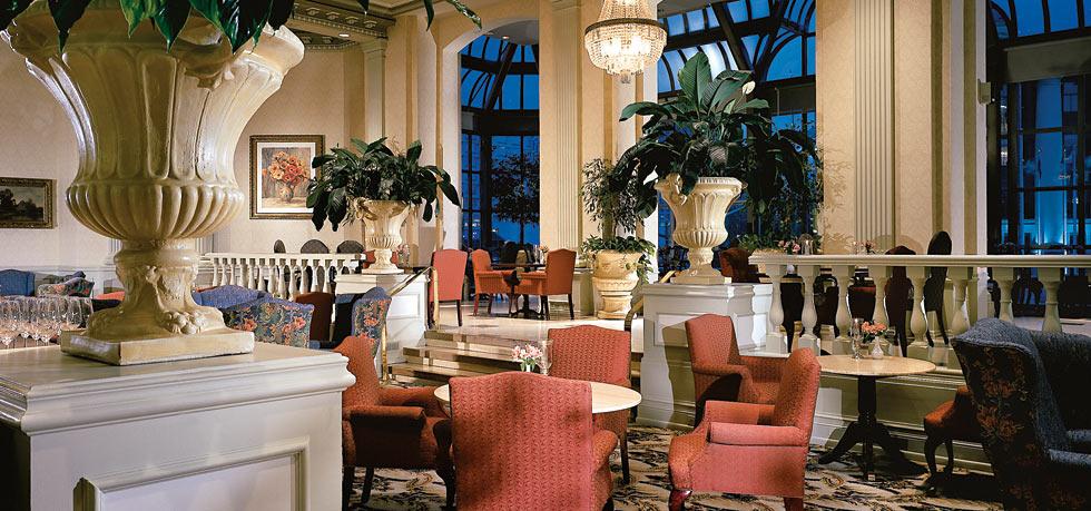 Discover the Enchantment of Fairmont Château Laurier. To see more news about incredible hotels, subscribe our newsletter right now! #fairmontchateaulaurier #accorhotels #luxuryhotels #premierbusinesslodgings #ottawahotels #canadahotels #fairmontgold #wilfridsrestaurant