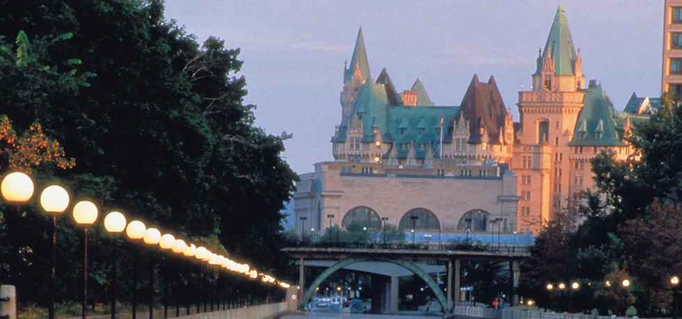 Discover the Enchantment of Fairmont Château Laurier. To see more news about incredible hotels, subscribe our newsletter right now! #fairmontchateaulaurier #accorhotels #luxuryhotels #premierbusinesslodgings #ottawahotels #canadahotels #fairmontgold #wilfridsrestaurant