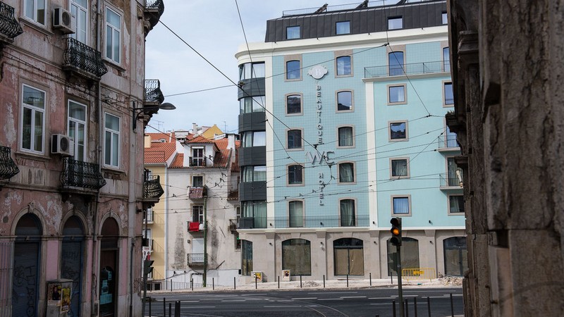Bathe in the Unique Beautique WC Hotel. To see more news about travel, subscribe our newsletter right now! #beautiquewchotel #thebeautiquehotels #portuguesehotels #luxuryhotels #lisbonhotels #besthotels #bestboutiquehotels #wcbythebeautiquehotels