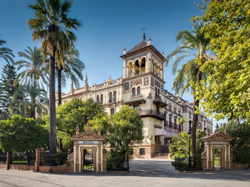 Discover the Best Hotels for Celebrity Sightings - Part 1. To see more news about luxury hotels, subscribe our newsletter right now! #luxuryhotels #celebritieslife #celebritysightings #besthotels #bestluxuryhotels #bestamericanhotels #besteuropeanhotels #besttravelexperiences