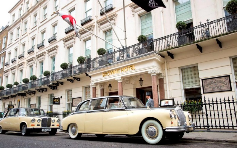 Discover the Best Luxury Hotels for Celebrity Sightings - Part 1. To see more news about luxury hotels, subscribe our newsletter right now! #luxuryhotels #celebritieslife #celebritysightings #besthotels #bestluxuryhotels #bestamericanhotels #besteuropeanhotels #besttravelexperiences