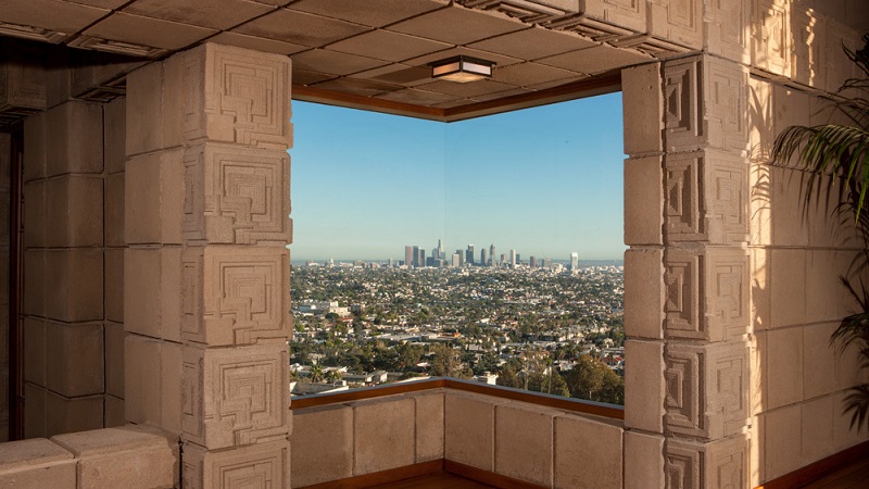 Luxury Home For Sale Designed by American Architect Frank Lloyd Wright ➤ #covetedmagazine #luxurymagazine #luxuryliving #interiordesign #homedecor #milandesignweek2019 #salonedelmobile2019 #isaloni2019 #maisonetobjet ➤ www.covetedition.com ➤ @covetedmagazine @bocadolobo @delightfulll @brabbu @essentialhomeeu @circudesign @mvalentinabath @luxxu @covethouse_ @rug_society @pullcast_jewelryhardware @bybrabbucontract