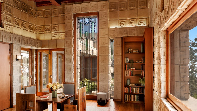 Luxury Home For Sale Designed by American Architect Frank Lloyd Wright ➤ #covetedmagazine #luxurymagazine #luxuryliving #interiordesign #homedecor #milandesignweek2019 #salonedelmobile2019 #isaloni2019 #maisonetobjet ➤ www.covetedition.com ➤ @covetedmagazine @bocadolobo @delightfulll @brabbu @essentialhomeeu @circudesign @mvalentinabath @luxxu @covethouse_ @rug_society @pullcast_jewelryhardware @bybrabbucontract