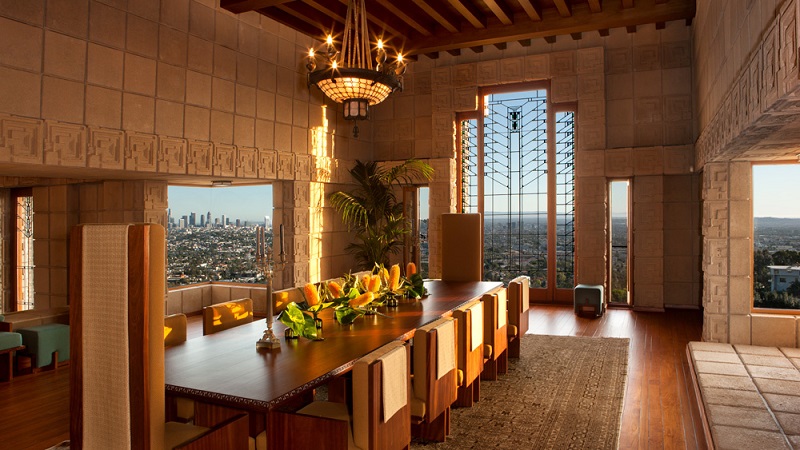 Luxury Home For Sale Designed by American Architect Frank Lloyd Wright ➤ #covetedmagazine #luxurymagazine #luxuryliving #interiordesign #homedecor #milandesignweek2019 #salonedelmobile2019 #isaloni2019 #maisonetobjet ➤ www.covetedition.com ➤ @covetedmagazine @bocadolobo @delightfulll @brabbu @essentialhomeeu @circudesign @mvalentinabath @luxxu @covethouse_ @rug_society @pullcast_jewelryhardware @bybrabbucontract