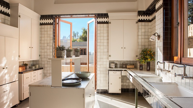 Luxury Home For Sale Designed by American Architect Frank Lloyd Wright ➤ #covetedmagazine #luxurymagazine #luxuryliving #interiordesign #homedecor #milandesignweek2019 #salonedelmobile2019 #isaloni2019 #maisonetobjet ➤ www.covetedition.com ➤ @covetedmagazine @bocadolobo @delightfulll @brabbu @essentialhomeeu @circudesign @mvalentinabath @luxxu @covethouse_ @rug_society @pullcast_jewelryhardware @bybrabbucontract