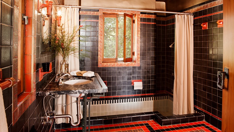 Luxury Home For Sale Designed by American Architect Frank Lloyd Wright ➤ #covetedmagazine #luxurymagazine #luxuryliving #interiordesign #homedecor #milandesignweek2019 #salonedelmobile2019 #isaloni2019 #maisonetobjet ➤ www.covetedition.com ➤ @covetedmagazine @bocadolobo @delightfulll @brabbu @essentialhomeeu @circudesign @mvalentinabath @luxxu @covethouse_ @rug_society @pullcast_jewelryhardware @bybrabbucontract