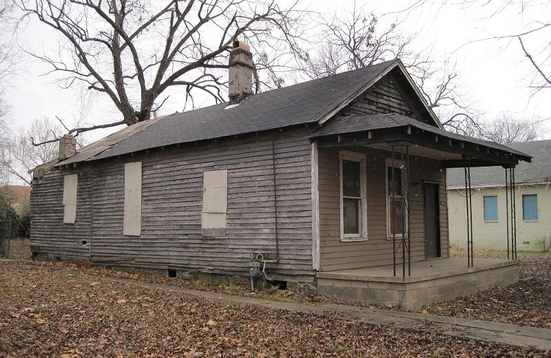 Celebrity Homes: Childhood Home from Aretha Franklin The Queen of Soul ➤ #covetedmagazine #celebrityhomes #arethafranklin #thequeenofsoul ➤ www.covetedition.com ➤ @covetedmagazine @bocadolobo @delightfulll @brabbu @essentialhomeeu @circudesign @mvalentinabath @luxxu @covethouse_ @rug_society @pullcast_jewelryhardware @bybrabbucontract