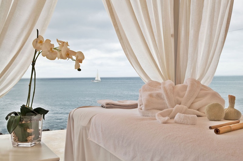 Honor National Lighthouse Day On These Lighthouse Luxury Hotels ➤ #covetedmagazine #luxuryhotels #NationalLighthouseDay ➤ www.covetedition.com ➤ @covetedmagazine @bocadolobo @delightfulll @brabbu @essentialhomeeu @circudesign @mvalentinabath @luxxu @covethouse_ @rug_society @pullcast_jewelryhardware @bybrabbucontract