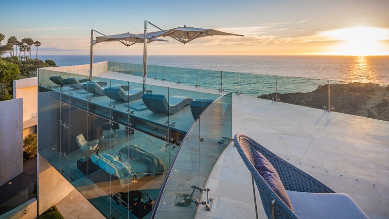 Razor House, A Luxury House Designed by Wallace E. Cunningham ➤ #covetedmagazine #luxuryhouse #WallaceECunningham #bestdesignprojects #luxuryhouses ➤ www.covetedition.com ➤ @covetedmagazine @bocadolobo @delightfulll @brabbu @essentialhomeeu @circudesign @mvalentinabath @luxxu @covethouse_ @rug_society @pullcast_jewelryhardware @bybrabbucontract