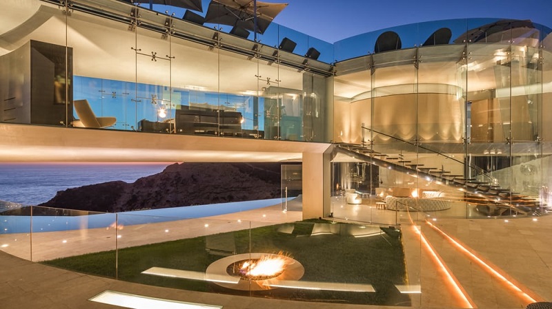 Razor House, A Luxury House Designed by Wallace E. Cunningham ➤ #covetedmagazine #luxuryhouse #WallaceECunningham #bestdesignprojects #luxuryhouses ➤ www.covetedition.com ➤ @covetedmagazine @bocadolobo @delightfulll @brabbu @essentialhomeeu @circudesign @mvalentinabath @luxxu @covethouse_ @rug_society @pullcast_jewelryhardware @bybrabbucontract