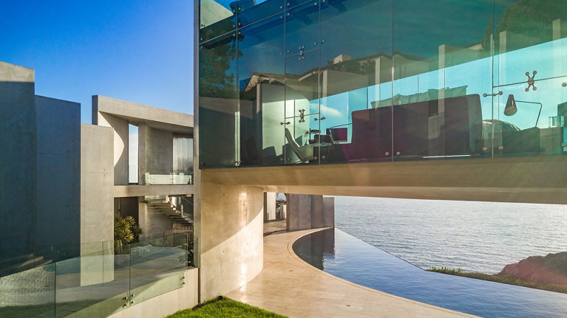 Razor House, A Luxury House Designed by Wallace E. Cunningham ➤ #covetedmagazine #luxuryhouse #WallaceECunningham #bestdesignprojects #luxuryhouses ➤ www.covetedition.com ➤ @covetedmagazine @bocadolobo @delightfulll @brabbu @essentialhomeeu @circudesign @mvalentinabath @luxxu @covethouse_ @rug_society @pullcast_jewelryhardware @bybrabbucontract