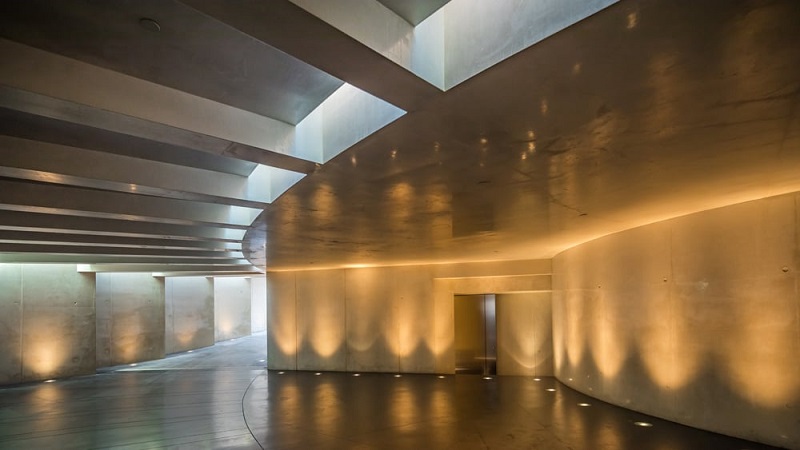 Razor House, A Luxury House Designed by Wallace E. Cunningham ➤ #covetedmagazine #luxuryhouse #WallaceECunningham #bestdesignprojects #luxuryhouses ➤ www.covetedition.com ➤ @covetedmagazine @bocadolobo @delightfulll @brabbu @essentialhomeeu @circudesign @mvalentinabath @luxxu @covethouse_ @rug_society @pullcast_jewelryhardware @bybrabbucontract