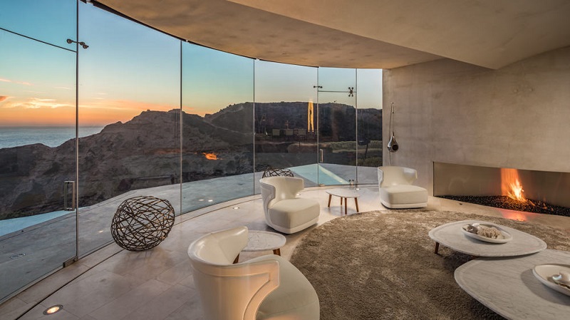 Razor House, A Luxury House Designed by Wallace E. Cunningham ➤ #covetedmagazine #luxuryhouse #WallaceECunningham #bestdesignprojects #luxuryhouses ➤ www.covetedition.com ➤ @covetedmagazine @bocadolobo @delightfulll @brabbu @essentialhomeeu @circudesign @mvalentinabath @luxxu @covethouse_ @rug_society @pullcast_jewelryhardware @bybrabbucontract