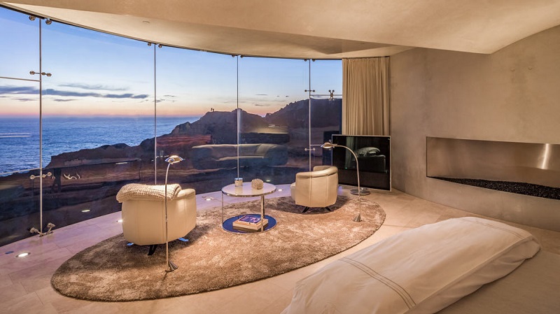 Razor House, A Luxury House Designed by Wallace E. Cunningham ➤ #covetedmagazine #luxuryhouse #WallaceECunningham #bestdesignprojects #luxuryhouses ➤ www.covetedition.com ➤ @covetedmagazine @bocadolobo @delightfulll @brabbu @essentialhomeeu @circudesign @mvalentinabath @luxxu @covethouse_ @rug_society @pullcast_jewelryhardware @bybrabbucontract