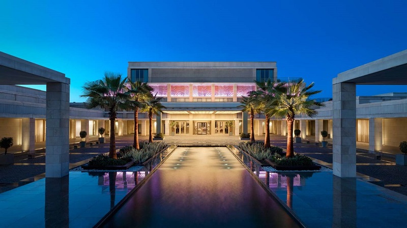 Secrets from Portugal: Ria Restaurant at Anantara Vilamoura ➤ #covetedmagazine #secretsfromportugal #luxuryhotel #riarestaurant #anantaravilamoura ➤ www.covetedition.com ➤ @covetedmagazine @bocadolobo @delightfulll @brabbu @essentialhomeeu @circudesign @mvalentinabath @luxxu @covethouse_ @rug_society @pullcast_jewelryhardware @bybrabbucontract