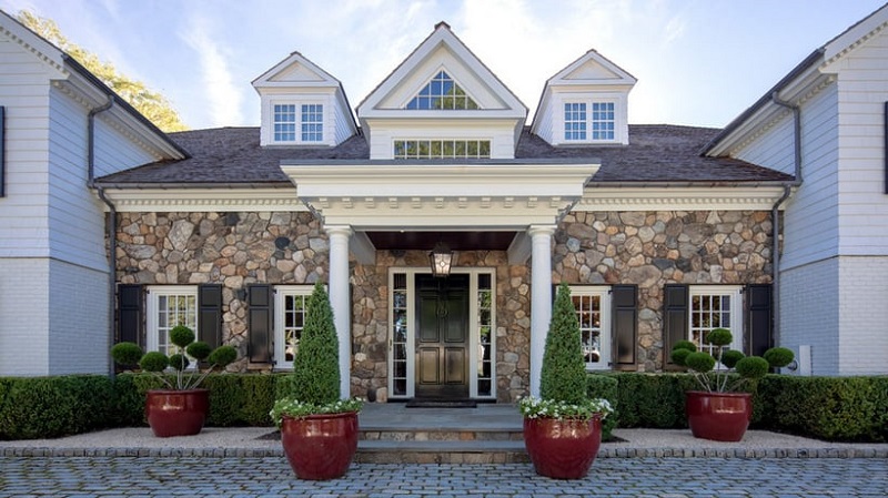 Celebrity Homes To Inspire Your Next Home Renovation Tommy Hilfiger ➤ #covetedmagazine #interiordesign #homedecor #inspirations #luxuryhomes #celebrityhomes #tommyhilfiger ➤ www.covetedition.com ➤ @covetedmagazine @bocadolobo @delightfulll @brabbu @essentialhomeeu @circudesign @mvalentinabath @luxxu @covethouse_ @rug_society @pullcast_jewelryhardware @bybrabbucontract