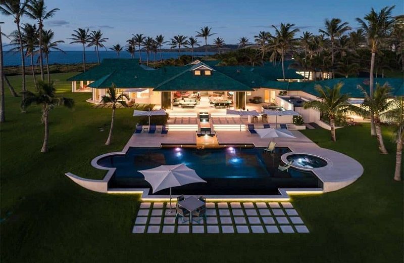 Luxury Homes: Oceanfront Estate in Kapalua, Maui ➤ #covetedmagazine #interiordesign #homedecor #luxuryinteriors #luxuryhomes #oceanfrontestate ➤ www.covetedition.com ➤ @covetedmagazine @bocadolobo @delightfulll @brabbu @essentialhomeeu @circudesign @mvalentinabath @luxxu @covethouse_ @rug_society @pullcast_jewelryhardware @bybrabbucontract