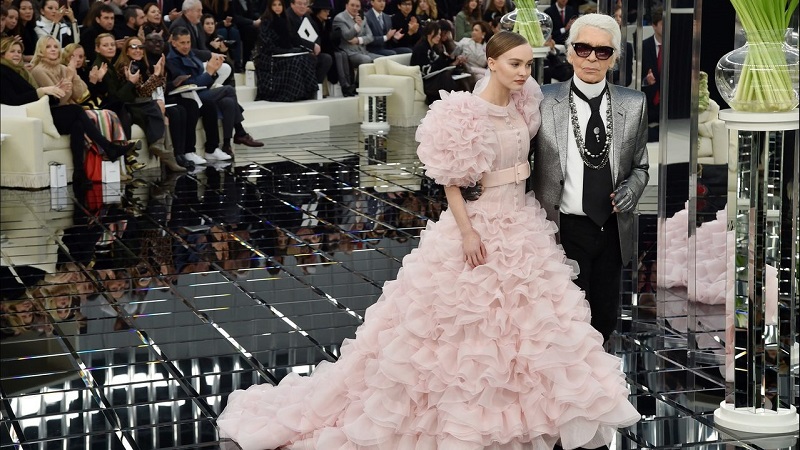 Recall Karl Lagerfeld's Tribute to Métiers D’Art and Fine Crafts 1 ➤ #covetedmagazine #interiordesign #homedecor #thebestofmom #craftsmanship #designtrends #craftsmanship #trends #luxurybrands ➤ www.covetedition.com ➤ @covetedmagazine @bocadolobo @delightfulll @brabbu @essentialhomeeu @circudesign @mvalentinabath @luxxu @covethouse_ @rug_society @pullcast_jewelryhardware @byfoogo