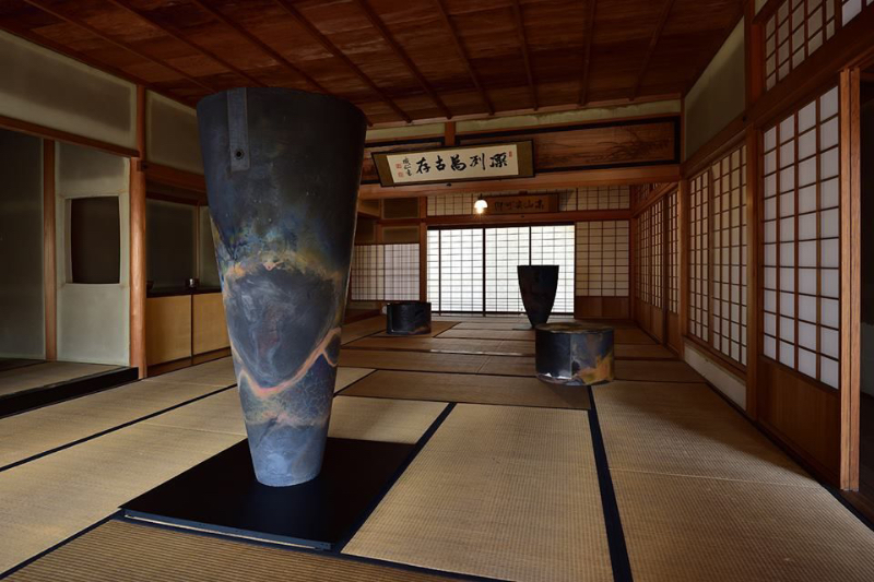 Tomonari Hashimoto creates Ceramic and Metal-like