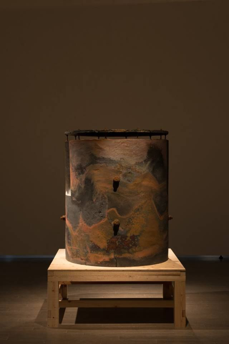 Tomonari Hashimoto creates Ceramic and Metal-like