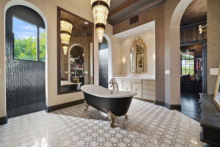 A ROMANTIC VIBE WITH ECLECTIC ACCENTS